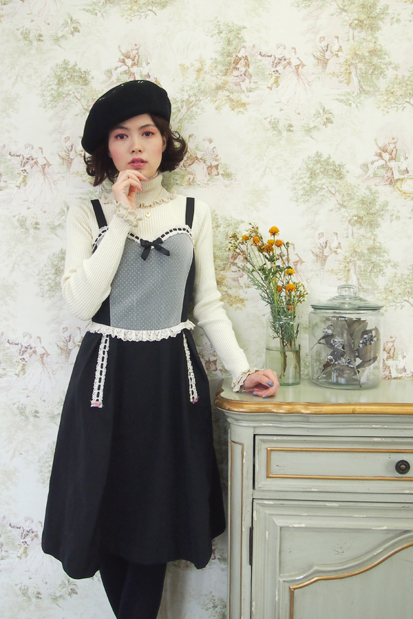 ロゴ刺繍タートルニット¥11,800-<br>チュールビスチェジャンパースカート¥25,800-<br>ロゴベレー¥8,300-