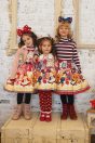 【左】<br>11-890パッチワークドールプリントワンピース <br>(★ピンク/コン) <br>・TODDLER￥31,680～(100～140cm) <br>・SISTER￥36,080-(150/160cm) <br>11-878マルチボーダータートルニット <br>(★ピンク/コン) <br>・TODDLER￥17,380～(100～140cm) <br>・SISTER￥19,580-(150/160cm) <br>11-871ドールニットカーディガン <br>(★ピンク/アカ) <br>・TODDLER￥39,380～(S/M/Lサイズ) <br>・SISTER￥43,780-(Fサイズ) <br>11-898お花リボンカチューシャ <br>(ブルー/★アカ)￥17,380-(Fサイズ) <br>11-903リボン柄タイツ <br>(アイボリー/★グリーン/コン)￥5,830-(105/120/135/150cm) <br>11-755 3連リボンブーツ <br>(★ピンク/チャ/アカ)￥14,080～(17～24cm) <br>【中央】 <br>11-886パッチワークドールプリントセーラーカラーワンピース <br>(ピンク/★コン) <br>・BABY￥32,780-(80/90cm) <br>・TODDLER￥34,980～(100～140cm) <br>11-897ドールポニー <br>(★アカ)￥5,280-(Fサイズ) <br>11-847ドットリボンレギンスソックスセット <br>(ピンク/★アカ) <br>・BABY￥6,380-(S/Mサイズ) <br>・TODDLER￥6,380-(105/120/135cm) <br>10-020リボンストラップシューズ <br>(ピンク/★アカ/クロ) <br>・BABY￥9,130-(13/14cm) <br>＊クロは14cmのみ <br>・TODDLER￥9,680～(15～21cm) <br>＊ピンクは18cmまで <br>【右】 <br>11-885パッチワークドールプリントスカート <br>(ピンク/★コン) <br>・TODDLER￥23,980～(100～140cm) <br>・SISTER￥28,380-(150/160cm) <br>11-878マルチボーダータートルニット <br>(ピンク/★コン) <br>・TODDLER￥17,380～(100～140cm) <br>・SISTER￥19,580～(150/160cm) <br>11-898お花リボンカチューシャ <br>(★ブルー/アカ)￥17,380-(Fサイズ) <br>11-903リボン柄タイツ <br>(アイボリー/グリーン/★コン)￥5,830-(105/120/135/150cm) <br>11-755 3連リボンブーツ <br>(ピンク/チャ/★アカ)￥14,080～(17～24cm) <br>＊ドットリボンレギンスソックスセットは後日発売予定です。 <br>発売の際に、New Arrival Newsでお知らせいたします。