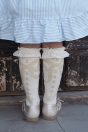 11-005セーラーカラーストライプワンピース <br>(★サックス)￥25,080～(100～160cm) <br>11-023リボンジャガードハイソックス <br>(★オフ白/コン)￥4,180-(14～23cm) <br>10-024リボンストラップシューズ <br>(クロ/★ゴールド)￥14,080～(15～24㎝)
