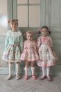 【左】 11-002フラワーレースニットカーディガン <br>(ピンク/★ミント) <br>・TODDLER￥20,680～(110～140cm) <br>・SISTER￥22,880-(Fサイズ) <br>11-004フルーツラベルプリントスカート <br>(ピンク/★ミント) <br>・TODDLER￥19,580～(110～140cm) <br>・SISTER￥21,780-(150/160cm) <br>11-021キャンディクリップ <br>（★ミックス）￥7,480-(Fサイズ) <br>11-022フルーツラベルハイソックス <br>（ピンク/★ミント）￥3,520(14～23㎝) <br>10-024リボンストラップシューズ <br>(クロ/★ゴールド)￥14,080～(15～24㎝) <br>【中央】 <br>フルーツラベルプリントジャンパースカート <br>(★ピンク/ミント) <br>・BABY￥27,280-(80/90cm) <br>・TODDLER￥29,480～(100～140cm) <br>11-011ドットチュールカットソーブラウス <br>（オフ白/★ピンク） <br>・BABY￥12,980-(80/90cm) <br>・TODDLER￥14,080～(100～140cm) <br>11-010チュールフリルカーディガン <br>（オフ白/★ピンク） <br>・BABY￥14,080-(Fサイズ) <br>・TODDLER￥15,180～(100～140cm) <br>10-027ドットチュールリボンヘアバンド <br>（オフ白/★ピンク）￥4,180-(Fサイズ) <br>11-029ドットチュールフリルハイソックス <br>（オフ白/★ピンク）￥3,520-(9～20cm) <br>＊ピンクは11㎝～ <br>10-020リボンストラップシューズ <br>(★ピンク/アカ/クロ) <br>・BABY￥9,130-(13/14cm) <br>＊クロは14cmのみ <br>・TODDLER￥9,680～(15～21cm) <br>＊ピンクは18cmまで <br>【右】 <br>11-006フルーツラベルプリントワンピース <br>（★ピンク/ミント）￥32,780～(100～140cm) <br>11-005キャンディエプロン <br>（★オフ白）￥16,280-(S/Mサイズ) <br>11-020リボンポニー <br>(★ピンク/キイロ/サックス/コン)￥6,380-(Fサイズ) <br>11-022フルーツラベルハイソックス <br>（★ピンク/ミント）￥3,520(14～23㎝) <br>11-009グリッターシューズ <br>(オフ白/★ピンク/アカ)￥12,980～(17～24cm) <br><br>＊ドットチュールカットソーブラウスは12月中旬頃の入荷予定です。 <br>＊チュールフリルカーディガン、ドットチュールフリルハイソックスは12月下旬頃の入荷予定です。