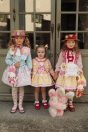 【左】 <br>11-106ヨークフリルニットカーディガン <br>(ピンク/★サックス) <br>・TODDLER￥26,180～(100～140cm) <br>・SISTER￥30,580-(Fサイズ) <br>11-122うさぎぬいぐるみプリントスカート <br>(ピンク/★サックス)￥19,580～(100～140cm) <br>11-130リボンキャノチェ <br>(★ピンク/アカ)￥25,080-(54/56cm) <br>11-134お花クリップ <br>(★ピンク/アカ)￥7,480-(Fサイズ) <br>11-135ギンガムリボンクリップセット <br>(★ピンク/サックス/アカ)￥7,480-(Fサイズ) <br>11-133お花ロゼッタ <br>(★ピンク/アカ)￥18,480-(Fサイズ) <br>11-137うさぎぬいぐるみバッグ <br>(★ピンク/キイロ)￥22,880-(Fサイズ) <br>11-138レースアップ柄ニーハイソックス <br>(ピンク/★サックス)￥3,520-(14～23cm) <br>11-009グリッターシューズ <br>(オフ白/★ピンク/アカ)￥12,980～(17～24cm) <br>【中央】 <br>11-104うさぎアップリケカーディガン <br>(オフ白/★ピンク) <br>・BABY￥16,280-(Fサイズ) <br>・TODDLER￥17,380～(100～140cm) <br>11-124うさぎぬいぐるみプリントワンピース <br>(★ピンク/サックス) <br>・BABY￥28,380-(Fサイズ) <br>・TODDLER￥30,580～(100～140cm) <br>11-136うさぎぬいぐるみクリップ <br>(ピンク/★キイロ)￥4,180-(Fサイズ) <br>11-062レースソックス <br>(★オフ白)￥3,080-(11～20cm) <br>10-020リボンストラップシューズ <br>(ピンク/★アカ/クロ) <br>・BABY￥9,130-(13/14cm) <br>＊クロは14cmのみ <br>・TODDLER￥9,680～(15～21cm) <br>＊ピンクは18cmまで <br>【右】 <br>11-113シフォンドットフリルプルオーバー <br>(★ピンク/サックス)￥15,180～(100～140cm) <br>11-128うさぎぬいぐるみプリントジャンパースカート <br>(★ピンク/サックス) <br>・TODDLER￥31,680～(100～140cm) <br>・SISTER￥36,080-(150/160cm) <br>11-123フラワーエプロン <br>(★オフ白)￥16,280-(Fサイズ) <br>11-130リボンキャノチェ <br>(ピンク/★アカ)￥25,080-(54/56cm) <br>11-134お花クリップ <br>(ピンク/★アカ)￥7,480-(Fサイズ) <br>11-135ギンガムリボンクリップセット <br>(ピンク/サックス/★アカ)￥7,480-(Fサイズ) <br>11-133お花ロゼッタ <br>(ピンク/★アカ)￥18,480-(Fサイズ) <br>11-137うさぎぬいぐるみバッグ <br>(ピンク/★キイロ)￥22,880-(Fサイズ) <br>11-138レースアップ柄ニーハイソックス <br>(★ピンク/サックス)￥3,520-(14～23cm) <br>11-009グリッターシューズ <br>(オフ白/ピンク/★アカ)￥12,980～(17～24cm) <br>10-020リボンストラップシューズ <br>(ピンク/★アカ/クロ) <br>・BABY￥9,130-(13/14cm) <br>＊クロは14cmのみ <br>・TODDLER￥9,680～(15～21cm) <br>＊ピンクは18cmまで