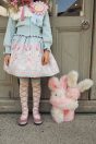 11-106ヨークフリルニットカーディガン <br>(ピンク/★サックス) <br>・TODDLER￥26,180～(100～140cm) <br>・SISTER￥30,580-(Fサイズ) <br>11-122うさぎぬいぐるみプリントスカート <br>(ピンク/★サックス)￥19,580～(100～140cm) <br>11-135ギンガムリボンクリップセット <br>(★ピンク/サックス/アカ)￥7,480-(Fサイズ) <br>11-133お花ロゼッタ <br>(★ピンク/アカ)￥18,480-(Fサイズ) <br>11-138レースアップ柄ニーハイソックス <br>(ピンク/★サックス)￥3,520-(14～23cm) <br>11-009グリッターシューズ <br>(オフ白/★ピンク/アカ)￥12,980～(17～24cm)