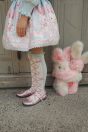11-106ヨークフリルニットカーディガン <br>(ピンク/★サックス) <br>・TODDLER￥26,180～(100～140cm) <br>・SISTER￥30,580-(Fサイズ) <br>11-122うさぎぬいぐるみプリントスカート <br>(ピンク/★サックス)￥19,580～(100～140cm) <br>11-138レースアップ柄ニーハイソックス <br>(ピンク/★サックス)￥3,520-(14～23cm) <br>11-009グリッターシューズ <br>(オフ白/★ピンク/アカ)￥12,980～(17～24cm)