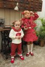 【左】 <br>11-110いちごスカラップ刺繍プルオーバー <br>(★オフ白/ピンク) <br>・BABY￥12,980-(80/90cm) <br>・TODDLER￥14,080～(100～140cm) <br>11-115いちごドット7分丈パンツ <br>(ピンク/★アカ) <br>・BABY￥14,080-(80/90cm) <br>・TODDLER￥15,180～(100～140cm) <br>11-132ハートいちごポニー <br>(ピンク/★アカ)￥3,850-(Fサイズ) <br>11-062レースソックス <br>(★オフ白)￥3,080-(11～20cm) <br>10-020リボンストラップシューズ <br>(ピンク/★アカ/クロ) <br>・BABY￥9,130-(13/14cm) <br>＊クロは14cmのみ <br>・TODDLER￥9,680～(15～21cm) <br>＊ピンクは18cmまで <br><br>【右】 <br>11-102いちごドットジャケット <br>(ピンク/★アカ)￥25,080～(100～140cm) <br>11-110いちごスカラップ刺繍プルオーバー <br>(★オフ白/ピンク) <br>・BABY￥12,980-(80/90cm) <br>・TODDLER￥14,080～(100～140cm) <br>11-121いちごドットスカート <br>(ピンク/★アカ)￥16,280～(100～140cm) <br>11-026リボンクリップ <br>(ピンク/サックス/★アカ)￥3,850-(Fサイズ) <br>＊リボンクリップは1点の価格となります。 <br>11-139いちご柄ハイソックス <br>(★オフ白/ピンク)￥3,520-(11～20cm) <br>11-009グリッターシューズ <br>(オフ白/ピンク/★アカ)￥12,980～(17～24cm)