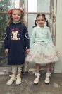 【左】 <br>11-127スイーツフレンズトレーナーワンピース <br>（ピンク/★コン） <br>・TODDLER￥14,080～(110～140cm) <br>・SISTER￥16,280-(150/160cm) <br>11-117裾リボンレギンス <br>（★オフ白/ピンク）￥9,680～(110～140cm) <br>11-026リボンクリップ <br>(ピンク/サックス/★アカ)￥3,850-(Fサイズ) <br>＊リボンクリップは1点の価格となります。 <br>靴　参考商品 <br>【右】 <br>11-105リボンスカラップカーディガン <br>（★ミント/コン） <br>・BABY￥10,780-(Fサイズ) <br>・TODDLER￥11,880～(100～140cm) <br>・SISTER￥14,080-(150/160cm) <br>11-112ZOOセーラープルオーバー <br>（★ピンク/コン/パープル） <br>・BABY￥10,780-(Fサイズ) <br>・TODDLER￥11,880～(100～140cm) <br>11-120スイーツフレンズプリントチュールスカート <br>（★ミント/パープル） <br>・TODDLER￥16,280～(100～140cm) <br>・SISTER￥18,480-(150/160cm) <br>11-026リボンクリップ <br>(★ピンク/サックス/アカ)￥3,850-(Fサイズ) <br>＊リボンクリップは1点の価格となります。 <br>11-062レースソックス <br>(★オフ白)￥3,080-(11～20cm) <br>11-009グリッターシューズ <br>(★オフ白/ピンク/アカ)￥12,980～(17～24cm)
