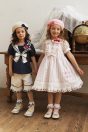 【左】 <br>11-210セーラーパフTシャツ <br>(アカ/★コン) <br>・TODDLER￥17,380～(100～140cm) <br>・SISTER ￥19,580-(150/160cm) <br>11-211マリンハーフパンツ <br>(ピンク/★オフ白) <br>・TODDLER ￥20,680～(100～140cm) <br>・SISTER ￥22,880-(150/160cm) <br>11-230マリンベレー帽 <br>（ピンク/★アイボリー）￥18,480-(52cm～56cm) <br>11-234チェリー＆レースクリップ <br>（ピンク/★コン）￥15,180-(Fサイズ) <br>11-242ドットレースソックス <br>(★コン/ピンク)￥3,520-(14～23cm) <br>靴　参考商品 <br>【右】 <br>11-228マリンワンピース <br>(★ピンク/オフ白)￥36,080～(100～140cm) <br>11-230マリンベレー帽 <br>（★ピンク/アイボリー）￥18,480-(52cm～56cm) <br>11-234チェリー＆レースクリップ <br>（★ピンク/コン）￥15,180-(Fサイズ) <br>11-242ドットレースソックス <br>(コン/★ピンク)￥3,520-(14～23cm) <br>11-009グリッターシューズ <br>(★オフ白/ピンク/アカ)￥12,980～(17～24㎝）
