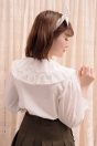 14-203レース＆ピンタックブラウス <br>(★オフ白)￥19,580-(Fサイズ) <br>14-208レースリボンカチューシャ <br>(★オフ白)￥8,580-(Fサイズ) <br>14-204プリーツスカート <br>(★カーキ)￥18,480-(S/Mサイズ)