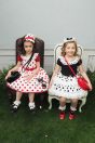 【左】 <br>11-324ねこアップリケドットサンドレス <br>(クロ/★アカ) <br>・TODDLER￥28,380～(100～140cm) <br>・SISTER ￥32,780-(150/160cm) <br>11-308レース付きパフTシャツ <br>(クロ/★アカ) <br>・TODDLER ￥15,180～(100～140cm) <br>・SISTER ￥17,380-(150/160cm) <br>11-331レースリボンカチューシャ <br>（クロ/★アカ）￥16,280-(Fサイズ) <br>11-333ハートエナメルポシェット <br>（アカ/★クロ）￥18,480-(Fサイズ) <br>11-062レースソックス <br>(★オフ白/クロ)￥3,080-(17～23cm) <br>11-024リボンストラップシューズ <br>(ゴールド/★クロ)￥14,080～(15～24㎝) <br>【右】 <br>11-308レース付きパフTシャツ <br>(★クロ/アカ) <br>・TODDLER ￥15,180～(100～140cm) <br>・SISTER ￥17,380-(150/160cm) <br>11-316ドットフリルスカート <br>(★クロ/アカ)￥19,580～(100～140cm) <br>11-331レースリボンカチューシャ <br>（★クロ/アカ) ￥16,280-(Fサイズ) <br>11-333ハートエナメルポシェット <br>（★アカ/クロ）￥18,480-(Fサイズ) <br>11-062レースソックス <br>(オフ白/★クロ)￥3,080-(17～23cm) <br>11-009グリッターシューズ <br>(オフ白/ピンク/★アカ)￥12,980～(17～24㎝）