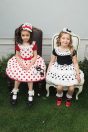 【左】 <br>11-324ねこアップリケドットサンドレス <br>(クロ/★アカ) <br>・TODDLER￥28,380～(100～140cm) <br>・SISTER ￥32,780-(150/160cm) <br>11-308レース付きパフTシャツ <br>(クロ/★アカ) <br>・TODDLER ￥15,180～(100～140cm) <br>・SISTER ￥17,380-(150/160cm) <br>11-331レースリボンカチューシャ <br>（クロ/★アカ）￥16,280-(Fサイズ) <br>11-062レースソックス <br>(★オフ白/クロ)￥3,080-(17～23cm) <br>11-024リボンストラップシューズ <br>(ゴールド/★クロ)￥14,080～(15～24㎝) <br>【右】 <br>11-308レース付きパフTシャツ <br>(★クロ/アカ) <br>・TODDLER ￥15,180～(100～140cm) <br>・SISTER ￥17,380-(150/160cm) <br>11-316ドットフリルスカート <br>(★クロ/アカ)￥19,580～(100～140cm) <br>11-331レースリボンカチューシャ <br>（★クロ/アカ) ￥16,280-(Fサイズ) <br>11-062レースソックス <br>(オフ白/★クロ)￥3,080-(17～23cm) <br>11-009グリッターシューズ <br>(オフ白/ピンク/★アカ)￥12,980～(17～24㎝）