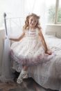 11-490すみれレースドレス <br>(★オフ白/クロ) <br>・TODDLER ¥72,380～(100～140cm) <br>・SISTER ¥76,780-(150/160cm) <br>11-026リボンクリップ <br>(★ピンク/サックス/アカ)￥3,850-(Fサイズ) <br>＊リボンクリップは1点の価格となります。 <br>11-062レースソックス <br>(★オフ白)￥3,080-(11～20cm) <br>11-024リボンストラップシューズ <br>(クロ/★ゴールド)￥14,080～(15～24cm)