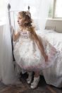 11-490すみれレースドレス <br>(★オフ白/クロ) <br>・TODDLER ¥72,380～(100～140cm) <br>・SISTER ¥76,780-(150/160cm) <br>11-026リボンクリップ <br>(★ピンク/サックス/アカ)￥3,850-(Fサイズ) <br>11-062レースソックス <br>(★オフ白)￥3,080-(11～20cm) <br>11-024リボンストラップシューズ <br>(クロ/★ゴールド)￥14,080～(15～24cm)