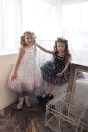 【左】 <br>11-490すみれレースドレス <br>(★オフ白/クロ) <br>・TODDLER ¥72,380～(100～140cm) <br>・SISTER ¥76,780-(150/160cm) <br>11-026リボンクリップ <br>(★ピンク/サックス/アカ)￥3,850-(Fサイズ) <br>＊リボンクリップは1点の価格となります。 <br>11-062レースソックス <br>(★オフ白)￥3,080-(11～20cm) <br>11-024リボンストラップシューズ <br>(クロ/★ゴールド)￥14,080～(15～24cm) <br>【右】 <br>11-490すみれレースドレス <br>(オフ白/★クロ) <br>・TODDLER ¥72,380～(100～140cm) <br>・SISTER ¥76,780-(150/160cm) <br>11-475すみれリボンクリップ <br>(★パープル) ¥16,280-(Fサイズ) <br>11-065あみタイツ <br>(★オフ白)￥2,640-(120/135cm) <br>11-024リボンストラップシューズ <br>(★クロ/ゴールド)￥14,080～(15～24cm)