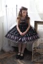 11-490すみれレースドレス <br>(オフ白/★クロ) <br>・TODDLER ¥72,380～(100～140cm) <br>・SISTER ¥76,780-(150/160cm) <br>11-475すみれリボンクリップ <br>(★パープル) ¥16,280-(Fサイズ) <br>11-065あみタイツ <br>(★オフ白)￥2,640-(120/135cm) <br>11-024リボンストラップシューズ <br>(★クロ/ゴールド)￥14,080～(15～24cm)