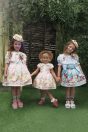 【左】 <br>11-420あひるお出かけプリントサンドレス <br>(★ピンク/サックス) <br>・TODDLER￥36,080～(100～140cm) <br>・SISTER ￥40,480-(150/160cm) <br>11-401あひる刺繍カットソーカーディガン <br>(★ピンク/サックス) <br>・TODDLER￥19,580～(100～140cm) <br>・SISTER ￥21,780-(Fサイズ) <br>11-428お花ブーケクリップ <br>(★ミント/アカ) ￥18,480-(Fサイズ) <br>11-426麦わら帽子カチューシャ <br>(★ピンク/アカ) ￥21,780-(Fサイズ) <br>11-432レースアップリボン柄ソックス <br>(★ピンク/サックス) ￥3,520-(14～23cm) <br>11-340リボンフリルサンダル <br>(オフ白/★ピンク/アカ) <br>・BABY￥9,680-(14cm) <br>・TODDLER￥10,230～(15～21cm) <br>【中央】 <br>11-416あひるお出かけプリントワンピース <br>(★ピンク/サックス) <br>・BABY￥33,880-(80/90cm) <br>・TODDLER￥36,080～(100～140cm) <br>11-425お花レース麦わら帽子 <br>(★ピンク/サックス) ￥11,880-(52cm～56cm) <br>11-427あひるクリップ <br>(★クリーム) ￥5,830-(Fサイズ) <br>11-431お花レースソックス <br>(オフ白/★ピンク) ￥3,520-(9～20cm) <br>10-020リボンストラップシューズ <br>(★ピンク/アカ/クロ) <br>・BABY￥9,130-(13/14cm) <br>＊クロは14cmのみ <br>・TODDLER￥9,680～(15～21cm) <br>＊ピンクは18cmまで <br>【右】 <br>11-408シアーギンガムフリルプルオーバー <br>(ピンク★サックス) <br>・TODDLER￥16,280～(100～140cm) <br>11-401あひる刺繍カットソーカーディガン <br>(ピンク/★サックス) <br>・TODDLER￥19,580～(100～140cm) <br>・SISTER ￥21,780-(Fサイズ) <br>11-415あひるお出かけプリントパンツインスカート <br>(ピンク/★サックス) <br>・TODDLER￥23,980～(100～140cm) <br>11-428お花ブーケクリップ <br>(ミント/★アカ) ￥18,480-(Fサイズ) <br>11-426麦わら帽子カチューシャ <br>(ピンク/★アカ) ￥21,780-(Fサイズ) <br>11-432レースアップリボン柄ソックス <br>(ピンク/★サックス) ￥3,520-(14～23cm) <br>11-340リボンフリルサンダル <br>(★オフ白/ピンク/アカ) <br>・BABY￥9,680-(14cm) <br>・TODDLER￥10,230～(15～21cm)<br><br>＊シアーギンガムフリルプルオーバーは5月上旬頃の入荷予定です。 <br>＊お花レース麦わら帽子、お花レース麦わらバッグは5月中旬頃の入荷予定です。 <br>発売の際に、New Arrival Newsでお知らせいたします。