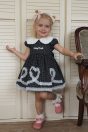 11-463ハートフリルワンピース <br>(サックス/★クロ) <br>・BABY ¥23,980-(80/90cm) <br>・TODDLER ¥26,180～(100～140cm) <br>11-026リボンクリップ <br>(★ピンク/サックス/アカ)￥3,850-(Fサイズ) <br>＊リボンクリップは1点の価格となります。 <br>11-062レースソックス <br>(★オフ白)￥3,080-(11～20cm) <br>10-020リボンストラップシューズ <br>(★ピンク/アカ/クロ) <br>・BABY￥9,130-(13/14cm) <br>＊クロは14cmのみ <br>・TODDLER￥9,680～(15～21cm) <br>＊ピンクは18cmまで
