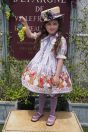 11-519フルーツバスケットプリントワンピース <br>(アイボリー/★パープル) <br>・TODDLER ¥36,080～(100～140cm) <br>11-530ぶどうキャノチェ <br>(★パープル/ワイン) ¥25,080-(Fサイズ) <br>11-536フルーツバスケットニーハイソックス <br>(アイボリー/★パープル) ¥3,520-(14～23cm) <br>11-009グリッターシューズ <br>(オフ白/★ピンク/アカ)￥12,980～(17～24cm)