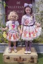 【左】 <br>11-504フルーツバスケットアップリケプルオーバー <br>(オフ白/★パープル) <br>・BABY ¥14,080-(80/90cm) <br>・TODDLER ¥15,180～(100～140cm) <br>10-510フルーツバスケットプリントパンツ付きスカート <br>(アイボリー/★パープル) <br>・BABY ¥15,180-(Fサイズ) <br>11-026リボンクリップ <br>(★ピンク/サックス/アカ)￥3,850-(Fサイズ) <br>＊リボンクリップは1点の価格となります。 <br>11-535ぶどうレースソックス <br>(オフ白/★パープル)¥3,520-(13～20cm) <br>11-537リボンTストラップシューズ <br>(ピンク/アカ/★ゴールド) ¥11,880～(13～19cm) <br>【右】 <br>11-507フルーツバスケットプリントプルオーバー <br>(アイボリー/★パープル) <br>・TODDLER ¥17,380～(100～140cm) <br>・SISTER ¥19,580-(150/160cm) <br>11-508フルーツバスケットプリントスカート <br>(アイボリー/★パープル) <br>・TODDLER ¥23,980～(100～140cm) <br>・SISTER ¥28,380-(150/160cm) <br>11-534フルーツバスケットクリップ <br>(★パープル/ワイン) ¥17,380-(Fサイズ) <br>11-531ストライプリボンカチューシャ <br>(★パープル/ワイン) ¥11,880-(Fサイズ) <br>11-536フルーツバスケットニーハイソックス <br>(アイボリー/★パープル) ¥3,520-(14～23cm) <br>11-009グリッターシューズ <br>(★オフ白/ピンク/アカ)￥12,980～(17～24cm)
