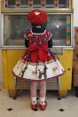 11-621ブリティッシュプードルプリントワンピース <br>(ピンク/★アカ) <br>・TODDLER ¥36,080～(100～140cm) <br>・SISTER ¥40,480-(150/160cm) <br>11-611リブテレコカットソー <br>(チャ/★コン/クロ) <br>・TODDLER ¥16,280～(100～140cm) <br>・SISTER ¥18,480-(150/160cm) <br>11-630ラブレターベレー帽 <br>(ピンク/★アカ) ¥19,580-(54/56cm) <br>11-636プードルソックス <br>(★オフ白/ピンク) ¥3,520-(13～20cm) <br>11-009グリッターシューズ <br>(オフ白/ピンク/★アカ)￥12,980～(17～24cm)