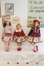 【左】 <br>11-604プードルカットソーカーディガン <br>(★ピンク/アカ) <br>・TODDLER ¥21,780～(100～140cm) <br>・SISTER ¥23,980-(Fサイズ) <br>11-611リブテレコカットソー <br>(★チャ/コン/クロ) <br>・TODDLER ¥16,280～(100～140cm) <br>・SISTER ¥18,480-(150/160cm) <br>11-612ブリティッシュプードルプリントスカート <br>(★ピンク/アカ) <br>・TODDLER ¥23,980～(100～140cm) <br>11-630ラブレターベレー帽 <br>(★ピンク/アカ) ¥19,580-(54/56cm) <br>11-634ラブレターショルダーバッグ <br>(アカ/★ゴールド) ¥17,380-(Fサイズ) <br>11-633ベルベットリボンクリップ <br>(★ピンク/コン) ¥5,280-(Fサイズ) <br>11-636プードルソックス <br>(オフ白/★ピンク) ¥3,520-(13～20cm) <br>11-009グリッターシューズ <br>(オフ白/★ピンク/アカ)￥12,980～(17～24cm) <br>【中央】 <br>11-605プードルセーラーカラーブラウス <br>(★オフ白/ピンク) <br>・BABY ¥17,380-(80/90cm) <br>・TODDLER ¥18,480～(100～140cm) <br>11-603プードルアップリケカーディガン <br>(ピンク/★アカ) <br>・BABY ¥17,380-(Fサイズ) <br>・TODDLER ¥18,480～(100～140cm) <br>11-619ブリティッシュプードルプリントジャンパースカート <br>(ピンク/★アカ) <br>・BABY ¥30,580-(80/90cm) <br>・TODDLER ¥32,780～(100～140cm) <br>11-638プードルポシェット <br>(ピンク/★アカ) ¥14,080-(Fサイズ) <br>11-632プードルポニー <br>(ピンク/★アカ) ¥6,380-(Fサイズ) <br>11-636プードルソックス <br>(★オフ白/ピンク) ¥3,520-(13～20cm) <br>11-537リボンTストラップシューズ <br>(ピンク/★アカ/ゴールド) ¥11,880～(13～19cm) <br>【右】 <br>11-621ブリティッシュプードルプリントワンピース <br>(ピンク/★アカ) <br>・TODDLER ¥36,080～(100～140cm) <br>・SISTER ¥40,480-(150/160cm) <br>11-611リブテレコカットソー <br>(チャ/★コン/クロ) <br>・TODDLER ¥16,280～(100～140cm) <br>・SISTER ¥18,480-(150/160cm) <br>11-630ラブレターベレー帽 <br>(ピンク/★アカ) ¥19,580-(54/56cm) <br>11-633ベルベットリボンクリップ <br>(ピンク/★コン) ¥5,280-(Fサイズ) <br>11-636プードルソックス <br>(★オフ白/ピンク) ¥3,520-(13～20cm) <br>11-009グリッターシューズ <br>(オフ白/ピンク/★アカ)￥12,980～(17～24cm)