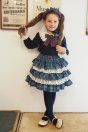 11-610セーラーリボンプルオーバー <br>(★コン/クロ) <br>・TODDLER ¥18,480～(100～140cm) <br>・SISTER ¥20,680-(150/160cm) <br>11-613タータンチェックフリルスカート <br>(★ブルー/アカ) <br>・TODDLER ¥22,880～(100～140cm) <br>11-631タータンチェックフリルヘッドドレス <br>(★ブルー/アカ) ¥11,880-(Fサイズ) <br>11-637リボン柄ニーハイソックス <br>(★コン/クロ) ¥3,520-(14～23cm) <br>11-009グリッターシューズ <br>(★オフ白/ピンク/アカ)￥12,980～(17～24cm)