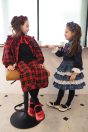 【左】 <br>11-602タータンチェックフリルジャケット <br>(ブルー/★アカ) <br>・TODDLER ¥27,280～(100～140cm) <br>・SISTER ¥31,680-(Fサイズ) <br>11-610セーラーリボンプルオーバー <br>(コン/★クロ) <br>・TODDLER ¥18,480～(100～140cm) <br>・SISTER ¥20,680-(150/160cm) <br>11-618タータンチェックパンツ <br>(ブルー/★アカ) <br>・TODDLER ¥17,380～(100～140cm) <br>・SISTER ¥19,580-(150/160cm) <br>11-631タータンチェックフリルヘッドドレス <br>(ブルー/★アカ) ¥11,880-(Fサイズ) <br>11-637リボン柄ニーハイソックス <br>(コン/★クロ) ¥3,520-(14～23cm) <br>11-009グリッターシューズ <br>(オフ白/ピンク/★アカ)￥12,980～(17～24cm) <br>【右】 <br>11-610セーラーリボンプルオーバー <br>(★コン/クロ) <br>・TODDLER ¥18,480～(100～140cm) <br>・SISTER ¥20,680-(150/160cm) <br>11-613タータンチェックフリルスカート <br>(★ブルー/アカ) <br>・TODDLER ¥22,880～(100～140cm) <br>11-631タータンチェックフリルヘッドドレス <br>(★ブルー/アカ) ¥11,880-(Fサイズ) <br>11-637リボン柄ニーハイソックス <br>(★コン/クロ) ¥3,520-(14～23cm) <br>11-009グリッターシューズ <br>(★オフ白/ピンク/アカ)￥12,980～(17～24cm)