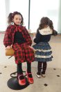 【左】 <br>11-602タータンチェックフリルジャケット <br>(ブルー/★アカ) <br>・TODDLER ¥27,280～(100～140cm) <br>・SISTER ¥31,680-(Fサイズ) <br>11-610セーラーリボンプルオーバー <br>(コン/★クロ) <br>・TODDLER ¥18,480～(100～140cm) <br>・SISTER ¥20,680-(150/160cm) <br>11-618タータンチェックパンツ <br>(ブルー/★アカ) <br>・TODDLER ¥17,380～(100～140cm) <br>・SISTER ¥19,580-(150/160cm) <br>11-631タータンチェックフリルヘッドドレス <br>(ブルー/★アカ) ¥11,880-(Fサイズ) <br>11-637リボン柄ニーハイソックス <br>(コン/★クロ) ¥3,520-(14～23cm) <br>11-009グリッターシューズ <br>(オフ白/ピンク/★アカ)￥12,980～(17～24cm) <br>【右】 <br>11-610セーラーリボンプルオーバー <br>(★コン/クロ) <br>・TODDLER ¥18,480～(100～140cm) <br>・SISTER ¥20,680-(150/160cm) <br>11-613タータンチェックフリルスカート <br>(★ブルー/アカ) <br>・TODDLER ¥22,880～(100～140cm) <br>11-631タータンチェックフリルヘッドドレス <br>(★ブルー/アカ) ¥11,880-(Fサイズ) <br>11-637リボン柄ニーハイソックス <br>(★コン/クロ) ¥3,520-(14～23cm) <br>11-009グリッターシューズ <br>(★オフ白/ピンク/アカ)￥12,980～(17～24cm)