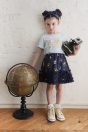 11-505ZOOプリントTシャツ <br>(ピンク/★サックス) <br>・TODDLER ¥10,780～(100～140cm) <br>・BABY ¥10,230-(80/90cm) <br>11-509パンツ付きフリルスカート <br>(サックス/★コン) <br>・TODDLER ¥15,180～(100～140cm) <br>・SISTER ¥17,380-(150/160cm) <br>11-532ボタニカルプリントリボンヘアバンド <br>(アイボリー/★コン) ¥6,930-(Fサイズ) <br>11-061レースソックス <br>(★オフ白)￥3,080-(11～15cm) <br>靴　参考商品
