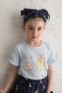 11-505ZOOプリントTシャツ <br>(ピンク/★サックス) <br>・TODDLER ¥10,780～(100～140cm) <br>・BABY ¥10,230-(80/90cm) <br>11-509パンツ付きフリルスカート <br>(サックス/★コン) <br>・TODDLER ¥15,180～(100～140cm) <br>・SISTER ¥17,380-(150/160cm) <br>11-532ボタニカルプリントリボンヘアバンド <br>(アイボリー/★コン) ¥6,930-(Fサイズ)