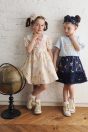 【左】 <br>11-518ボタニカルプリントワンピース <br>(★アイボリー/コン) <br>・TODDLER ¥21,780～(100～140cm) <br>11-532ボタニカルプリントリボンヘアバンド <br>(★アイボリー/コン) ¥6,930-(Fサイズ) <br>11-061レースソックス <br>(★オフ白)￥3,080-(11～15cm) <br>靴　参考商品 <br>【右】 <br>11-505ZOOプリントTシャツ <br>(ピンク/★サックス) <br>・TODDLER ¥10,780～(100～140cm) <br>・BABY ¥10,230-(80/90cm) <br>11-509パンツ付きフリルスカート <br>(サックス/★コン) <br>・TODDLER ¥15,180～(100～140cm) <br>・SISTER ¥17,380-(150/160cm) <br>11-532ボタニカルプリントリボンヘアバンド <br>(アイボリー/★コン) ¥6,930-(Fサイズ) <br>11-061レースソックス <br>(★オフ白)￥3,080-(11～15cm) <br>靴　参考商品