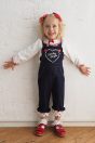 11-607ハート刺繍スカラップレースプルオーバー <br>(★オフ白) <br>・BABY ¥14,080-(80/90cm) <br>・TODDLER ¥15,180～(100～130cm) <br>11-616ハートロゴデニムニットオーバーオール <br>(★コン) <br>・BABY ¥16,280-(80/90cm) <br>・TODDLER ¥17,380～(100～130cm) <br>11-026リボンクリップ <br>(ピンク/サックス/★アカ)￥3,850-(Fサイズ) <br>＊リボンクリップは1点の価格となります。 <br>11-062レースソックス <br>(★オフ白)￥3,080-(11～20cm) <br>11-537リボンTストラップシューズ <br>(ピンク/★アカ/ゴールド) ¥11,880～(13～19cm)