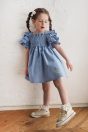 11-516シャンブレーフリルワンピース <br>(★サックス) <br>・TODDLER ¥19,580～(100～140cm) <br>・SISTER ¥21,780-(150/160cm) <br>11-026リボンクリップ <br>(★ピンク/サックス/アカ)￥3,850-(Fサイズ) <br>＊リボンクリップは1点の価格となります。 <br>11-061レースソックス <br>(★オフ白)￥3,080-(11～15cm) <br>靴　参考商品