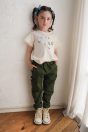 11-506スイーツモチーフTシャツ <br>(★オフ白/コン) <br>・TODDLER ¥11,880～(100～140cm) <br>・SISTER ¥14,080-(150/160cm) <br>11-512カーゴパンツ <br>(ピンク/★カーキ) <br>・TODDLER ¥14,080～(100～140cm) <br>・SISTER ¥16,280-(150/160cm) <br>11-026リボンクリップ <br>(ピンク/★サックス/アカ)￥3,850-(Fサイズ) <br>＊リボンクリップは1点の価格となります。 <br>靴　参考商品