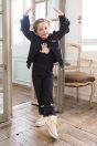 11-600フリル使いジップジャケット <br>(★クロ) <br>・TODDLER ¥18,480～(100～140cm) <br>・SISTER ¥20,680-(Fサイズ) <br>11-608ねこちゃん＆カフェアップリケカットソー <br>(ピンク/★クロ) <br>・TODDLER ¥15,180～(100～140cm) <br>・SISTER ¥17,380-(150/160cm) <br>11-615裾フリルデニムニットパンツ <br>(★クロ) <br>・TODDLER ¥14,080～(100～140cm) <br>・SISTER ¥16,280-(150/160cm) <br>11-026リボンクリップ <br>(★ピンク/サックス/アカ)￥3,850-(Fサイズ) <br>＊リボンクリップは1点の価格となります。 <br>11-062レースソックス <br>(★オフ白)￥3,080-(11～20cm) <br>靴　参考商品