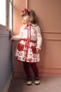 11-659ドットロゴ刺繍ブラウス <br>(ピンク/★アカ) <br>・TODDLER ¥17,380～(100～140cm) <br>・SISTER ¥19,580-(150/160cm) <br>11-665シャーリーカフェプリントパンツインスカート <br>(★アイボリー/ピンク) <br>・TODDLER ¥26,180～(100～140cm) <br>11-676ドットリボンカチューシャ <br>(ピンク/★アカ) ¥12,980-(Fサイズ) <br>11-683シャーリーカフェニーハイソックス <br>(ピンク/★アカ) ¥3,850-(14～23cm) <br>11-009グリッターシューズ <br>(★オフ白/ピンク/アカ)￥12,980～(17～24cm)
