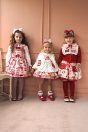 【左】 <br>11-672シャーリーカフェプリントジャンパースカート <br>(アイボリー/★ピンク) <br>・TODDLER ¥33,880～(100～140cm) <br>・SISTER ¥38,280-(150/160cm) <br>11-659ドットロゴ刺繍ブラウス <br>(★ピンク/アカ) <br>・TODDLER ¥17,380～(100～140cm) <br>・SISTER ¥19,580-(150/160cm) <br>11-676ドットリボンカチューシャ <br>(★ピンク/アカ) ¥12,980-(Fサイズ) <br>11-683シャーリーカフェニーハイソックス <br>(★ピンク/アカ) ¥3,850-(14～23cm) <br>11-009グリッターシューズ <br>(オフ白/★ピンク/アカ)￥12,980～(17～24cm) <br>【中央】 <br>11-653ジャムポットアップリケカーディガン <br>(★オフ白/ピンク) <br>・BABY ¥16,280-Fサイズ) <br>・TODDLER ¥17,380～(100～140cm) <br>11-658いちごプリントカットソーブラウス <br>(★オフ白) <br>・BABY ¥15,180-(80/90cm) <br>・TODDLER ¥16,280～(100～140cm) <br>11-668シャーリーカフェプリントワンピース <br>(★アイボリー/ピンク) <br>・BABY ¥29,480-(80/90cm) <br>・TODDLER ¥31,680～(100～140cm) <br>11-667いちごプリントエプロン <br>(★オフ白) <br>・BABY ¥10,780-(Fサイズ) <br>・TODDLER ¥11,880-(Fサイズ) <br>10-678いちごプリントリボンヘアバンド <br>(★オフ白) ¥7,480-(Fサイズ) <br>10-681いちご柄レース付きソックス <br>(★オフ白) ¥3,850-(11～15cm) <br>10-020リボンストラップシューズ <br>(ピンク/★アカ/クロ) <br>・BABY￥9,130-(13/14cm) <br>＊クロは14cmのみ <br>・TODDLER￥9,680～(15～21cm) <br>＊ピンクは18cmまで <br>【右】 <br>11-651ジャムポットカットソーカーディガン <br>(ピンク/★アカ) <br>・TODDLER ¥20,680～(100～140cm) <br>・SISTER ¥22,880-(Fサイズ) <br>11-659ドットロゴ刺繍ブラウス <br>(ピンク/★アカ) <br>・TODDLER ¥17,380～(100～140cm) <br>・SISTER ¥19,580-(150/160cm) <br>11-665シャーリーカフェプリントパンツインスカート <br>(★アイボリー/ピンク) <br>・TODDLER ¥26,180～(100～140cm) <br>11-676ドットリボンカチューシャ <br>(ピンク/★アカ) ¥12,980-(Fサイズ) <br>11-683シャーリーカフェニーハイソックス <br>(ピンク/★アカ) ¥3,850-(14～23cm) <br>11-009グリッターシューズ <br>(★オフ白/ピンク/アカ)￥12,980～(17～24cm)