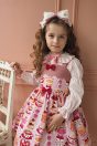 11-672シャーリーカフェプリントジャンパースカート <br>(アイボリー/★ピンク) <br>・TODDLER ¥33,880～(100～140cm) <br>・SISTER ¥38,280-(150/160cm) <br>11-659ドットロゴ刺繍ブラウス <br>(★ピンク/アカ) <br>・TODDLER ¥17,380～(100～140cm) <br>・SISTER ¥19,580-(150/160cm) <br>11-676ドットリボンカチューシャ <br>(★ピンク/アカ) ¥12,980-(Fサイズ)