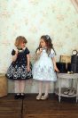 【左】 <br>11-686トランプレースドレス <br>(サックス/★コン) <br>・TODDLER ¥72,380～(100～140cm) <br>・SISTER ¥76,780-(150/160cm) <br>11-026リボンクリップ <br>(ピンク/★サックス/アカ)￥3,850-(Fサイズ) <br>11-065あみタイツ <br>(★オフ白)￥2,640-(120/135cm) <br>11-024リボンストラップシューズ <br>(★クロ/ゴールド)￥14,080～(15～24cm) <br> <br>【右】 <br>11-686トランプレースドレス <br>(★サックス/コン) <br>・TODDLER ¥72,380～(100～140cm) <br>・SISTER ¥76,780-(150/160cm) <br>11-026リボンクリップ <br>(ピンク/★サックス/アカ)￥3,850-(Fサイズ) <br>11-065あみタイツ <br>(★オフ白)￥2,640-(120/135cm) <br>11-024リボンストラップシューズ <br>(クロ/★ゴールド)￥14,080～(15～24cm)