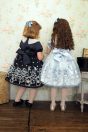 【左】 <br>11-686トランプレースドレス <br>(サックス/★コン) <br>・TODDLER ¥72,380～(100～140cm) <br>・SISTER ¥76,780-(150/160cm) <br>11-026リボンクリップ <br>(ピンク/★サックス/アカ)￥3,850-(Fサイズ) <br>11-065あみタイツ <br>(★オフ白)￥2,640-(120/135cm) <br>11-024リボンストラップシューズ <br>(★クロ/ゴールド)￥14,080～(15～24cm) <br> <br>【右】 <br>11-686トランプレースドレス <br>(★サックス/コン) <br>・TODDLER ¥72,380～(100～140cm) <br>・SISTER ¥76,780-(150/160cm) <br>11-026リボンクリップ <br>(ピンク/★サックス/アカ)￥3,850-(Fサイズ) <br>11-065あみタイツ <br>(★オフ白)￥2,640-(120/135cm) <br>11-024リボンストラップシューズ <br>(クロ/★ゴールド)￥14,080～(15～24cm)