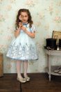 11-686トランプレースドレス <br>(★サックス/コン) <br>・TODDLER ¥72,380～(100～140cm) <br>・SISTER ¥76,780-(150/160cm) <br>11-026リボンクリップ <br>(ピンク/★サックス/アカ)￥3,850-(Fサイズ) <br>11-065あみタイツ <br>(★オフ白)￥2,640-(120/135cm) <br>11-024リボンストラップシューズ <br>(クロ/★ゴールド)￥14,080～(15～24cm)
