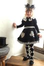 11-711はしごレース袖プルオーバー <br>(★クロ) <br>・TODDLER ¥20,680～(100～140cm) <br>・SISTER ￥22,880-(150/160cm) <br>11-718ストライプフリルトランプモチーフスカート <br>(★クロ) <br>・TODDLER ¥26,180～(100～140cm) <br>・SISTER ¥30,580-(150/160cm) <br>11-737ストライプリボンパールカチューシャ <br>(★クロ) ¥16,280-(Fサイズ) <br>11-746ダイヤ柄ニーハイソックス <br>(★クロ) ¥3,850-(14～23cm) <br>11-024リボンストラップシューズ <br>(ゴールド/★クロ)￥14,080～(15～24㎝)