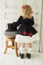 10-723ハートの女王ワンピース <br>(★クロ) <br>・BABY ¥23,980-(90cm) <br>11-026リボンクリップ <br>(ピンク/サックス/★アカ)￥3,850-(Fサイズ) <br>＊リボンクリップは1点の価格となります。 <br>11-682スカラップドットレース付きハイソックス <br>(★オフ白/ピンク/サックス) ¥3,850-(13～20cm) <br>11-747はしごリボンブーツ <br>(アカ/★クロ) ¥14,080-(14～21㎝）