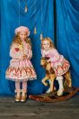 【左】 <br>11-708リブテレコプルオーバー <br>(★ピンク/ブルー) <br>・TODDLER￥14,080～(100～140cm) <br>・SISTER ￥16,280-(150/160cm) <br>11-704サーカスロングニットカーディガン <br>(★ピンク/サックス) <br>・TODDLER￥40,480～(S～L) <br>・SISTER ￥44,880-(Fサイズ) <br>11-711シャーリーサーカスプリントスカート <br>(★ピンク/ブルー)￥25,080～(100～140cm) <br>11-375ストライプリボンベレー帽 <br>(★ピンク/ブルー)￥21,780-(54/56cm) <br>11-733サーカスニーハイソックス <br>(★ピンク/ブルー)￥3,520-(14～23cm) <br>11-736リボンエンジニアブーツ <br>(クロ/★ゴールド)￥16,280～(17～24cm) <br><br>【右】 <br>10-716シャーリーサーカスプリントワンピース <br>(★ピンク/ブルー) <br>・BABY￥32,780-(80/90cm) <br>・TODDLER￥34,980～(100～140cm) <br>10-706ポンポンニットカーディガン <br>(アイボリー/★ピンク) <br>・BABY￥20,680-(Fサイズ) <br>・TODDLER￥21,780～(100～140cm) <br>11-727サーカスクリップ <br>(★ピンク)￥7,480-(Fサイズ) <br>10-732星柄ハイソックス <br>(★アイボリー/ブルー) ¥4,730-(11～20cm) <br>11-537リボンTストラップシューズ <br>(ピンク/アカ/★ゴールド) ¥11,880～(13～19cm)