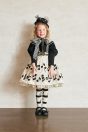 11-720音符レースワンピース <br>(★オフ白/黒) <br>・TODDLER￥45,980～(100～140cm) <br>・SISTER ￥50,380-(150/160cm) <br>11-726ハロウインドレスハット <br>(★クロ)￥28,380-(Fサイズ) <br>11-734音符ボーダーニーハイソックス <br>(★クロ)￥3,850-(14～23cm) <br>11-024リボンストラップシューズ <br>(★クロ/ゴールド)￥14,080～(15～24cm)