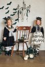 【左】 <br>11-721ベロアセーラーワンピース <br>(★クロ) <br>・TODDLER￥36,080～(100～140cm) <br>・SISTER ￥40,480-(150/160cm) <br>11-715はしごリボンドロワーズ <br>(★オフ白) <br>・TODDLER￥16,280～(100～140cm) <br>・SISTER ￥18,480-(Fサイズ) <br>11-736リボンエンジニアブーツ <br>(★クロ/ゴールド)￥16,280～(17～24cm) <br>リボン　参考商品 <br><br>【右】 <br>11-720音符レースワンピース <br>(★オフ白/黒) <br>・TODDLER￥45,980～(100～140cm) <br>・SISTER ￥50,380-(150/160cm) <br>11-726ハロウインドレスハット <br>(★クロ)￥28,380-(Fサイズ) <br>11-734音符ボーダーニーハイソックス <br>(★クロ)￥3,850-(14～23cm) <br>11-024リボンストラップシューズ <br>(★クロ/ゴールド)￥14,080～(15～24cm)