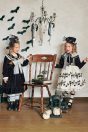 【左】 <br>11-721ベロアセーラーワンピース <br>(★クロ) <br>・TODDLER￥36,080～(100～140cm) <br>・SISTER ￥40,480-(150/160cm) <br>11-715はしごリボンドロワーズ <br>(★オフ白) <br>・TODDLER￥16,280～(100～140cm) <br>・SISTER ￥18,480-(Fサイズ) <br>11-736リボンエンジニアブーツ <br>(★クロ/ゴールド)￥16,280～(17～24cm) <br>リボン　参考商品 <br><br>【右】 <br>11-720音符レースワンピース <br>(★オフ白/黒) <br>・TODDLER￥45,980～(100～140cm) <br>・SISTER ￥50,380-(150/160cm) <br>11-726ハロウインドレスハット <br>(★クロ)￥28,380-(Fサイズ) <br>11-734音符ボーダーニーハイソックス <br>(★クロ)￥3,850-(14～23cm) <br>11-024リボンストラップシューズ <br>(★クロ/ゴールド)￥14,080～(15～24cm)