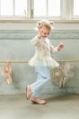 10-007 うさぎバレリーナプリントトレーナー <br>(★オフ白/サックス) <br>・BABY￥15,180-(80cm/90cm) <br>・TODDLER￥16,280～(100～140cm) <br>10-009スワンストレッチパンツ <br>(ピンク/★サックス) <br>・BABY￥14,080-(80cm/90cm) <br>・TODDLER￥15,180～(100～140cm) <br>11-029スワンクリップ <br>(★サックス)￥5,280-(Fサイズ) <br>11-035 グログランリボンつきクルーソックス <br>(★オフ白)￥3,520-(11～23cm) <br>10-523布リボンストラップシューズ <br>(★ピンク/アカ/クロ)￥11,880～(14～21㎝）
