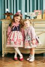 【左】 <br>11-112 シャーリーチョコレートプリントワンピース <br>(★アイボリー/ミント)￥33,880～(100～140cm) <br>11-121 ハートリボンカチューシャ <br>(ピンク/★アカ)￥11,880-(Fサイズ) <br>11-126 シャーリーチョコレートニーハイソックス <br>(★オフ白/ミント)￥3,520-(14～23cm) <br>11-013・014・015 グリッターシューズ <br>(オフ白/ピンク/★アカ)￥12,980～(17～24cm) <br><br>【右】 <br>10-115 チョコレートプリントジャンパースカート <br>(アイボリー/★ミント) <br>・BABY￥30,580-(80cm/90cm) <br>・TODDLER￥32,780～(100～140cm) <br>10-104 リボン襟カットソーブラウス <br>(★ピンク/アカ) <br>・BABY￥16,280-(80cm/90cm) <br>・TODDLER￥17,380～(100～140cm) <br>10-103 チョコレートニットカーディガン <br>(ピンク/★アカ) <br>・BABY￥20,680-(Fサイズ) <br>・TODDLER￥21,780～(100～140cm) <br>11-122 チョコレートポニー <br>(★ピンク/アカ)￥6,380-(Fサイズ) <br>10-127 ハートレース付きソックス <br>(オフ白/★ミント)￥4,180-(13～20cm) <br>10-523・524 布リボンストラップシューズ <br>(★ピンク/アカ/クロ)￥11,880～(14～21cm) ※19～21cmはアカ/クロ 2色のご用意です。