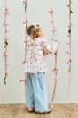 11-202 ローズブーケプリントブラウス <br>(オフ白/★ピンク)￥21,780～(100～160cm) <br>10-210 デニムワイドパンツ <br>(★サックス/ブルー)￥15,180～(100～160cm) <br>11-221 ローズブーケプリントヘアバンド <br>(オフ白/★ピンク)￥8,580-(Fサイズ) <br>11-035 グログランリボンつきクルーソックス <br>(★オフ白)￥3,520-(11～23cm) <br>11-013・014・015 グリッターシューズ <br>(オフ白/★ピンク/アカ)￥12,980～(17～24cm)