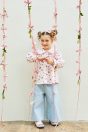 11-202 ローズブーケプリントブラウス <br>(オフ白/★ピンク)￥21,780～(100～160cm) <br>10-210 デニムワイドパンツ <br>(★サックス/ブルー)￥15,180～(100～160cm) <br>11-221 ローズブーケプリントヘアバンド <br>(オフ白/★ピンク)￥8,580-(Fサイズ) <br>11-035 グログランリボンつきクルーソックス <br>(★オフ白)￥3,520-(11～23cm) <br>11-013・014・015 グリッターシューズ <br>(オフ白/★ピンク/アカ)￥12,980～(17～24cm)