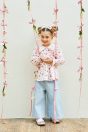 11-202 ローズブーケプリントブラウス <br>(オフ白/★ピンク)￥21,780～(100～160cm) <br>10-210 デニムワイドパンツ <br>(★サックス/ブルー)￥15,180～(100～160cm) <br>11-221 ローズブーケプリントヘアバンド <br>(オフ白/★ピンク)￥8,580-(Fサイズ) <br>11-035 グログランリボンつきクルーソックス <br>(★オフ白)￥3,520-(11～23cm) <br>11-013・014・015 グリッターシューズ <br>(オフ白/★ピンク/アカ)￥12,980～(17～24cm)